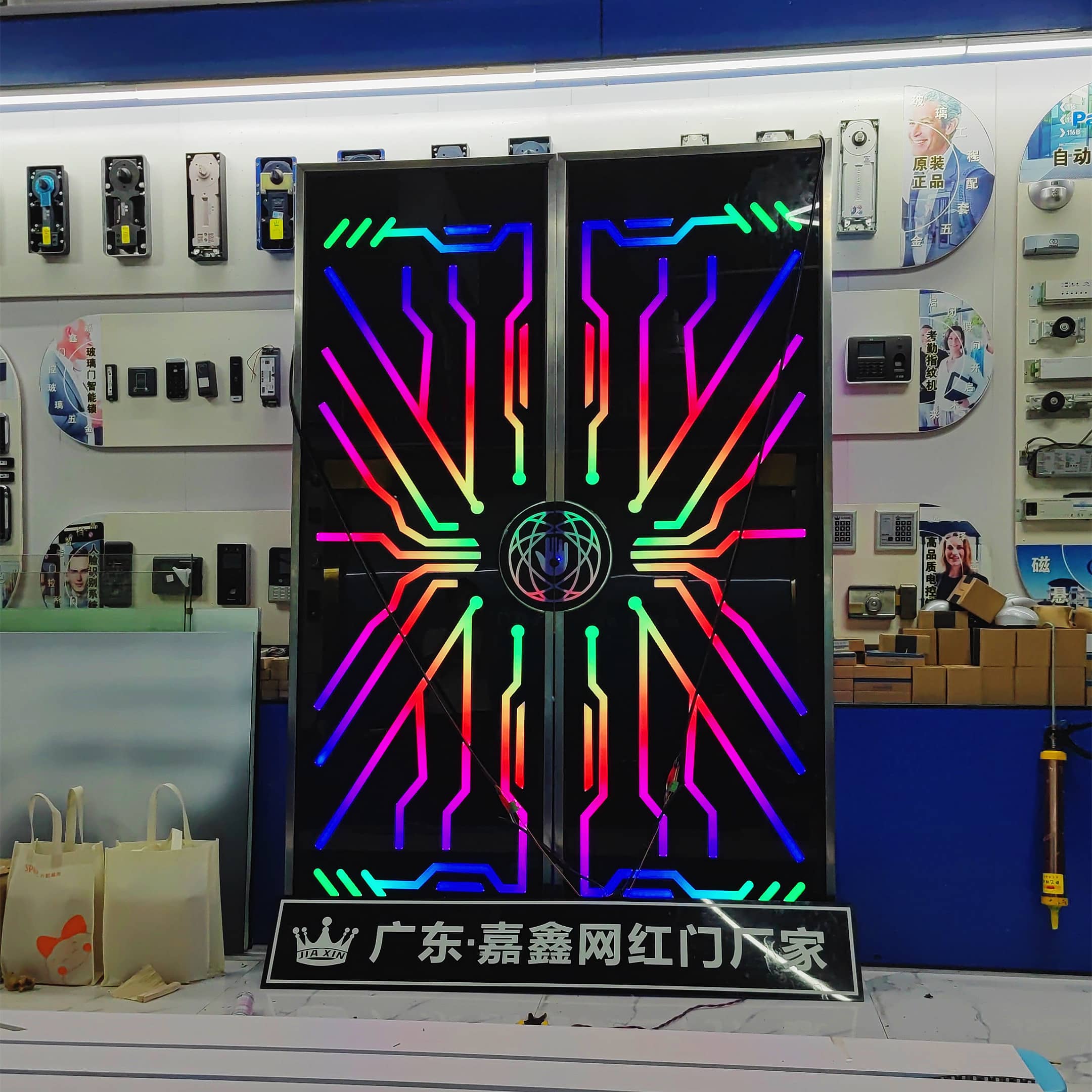 手按掌心发光门